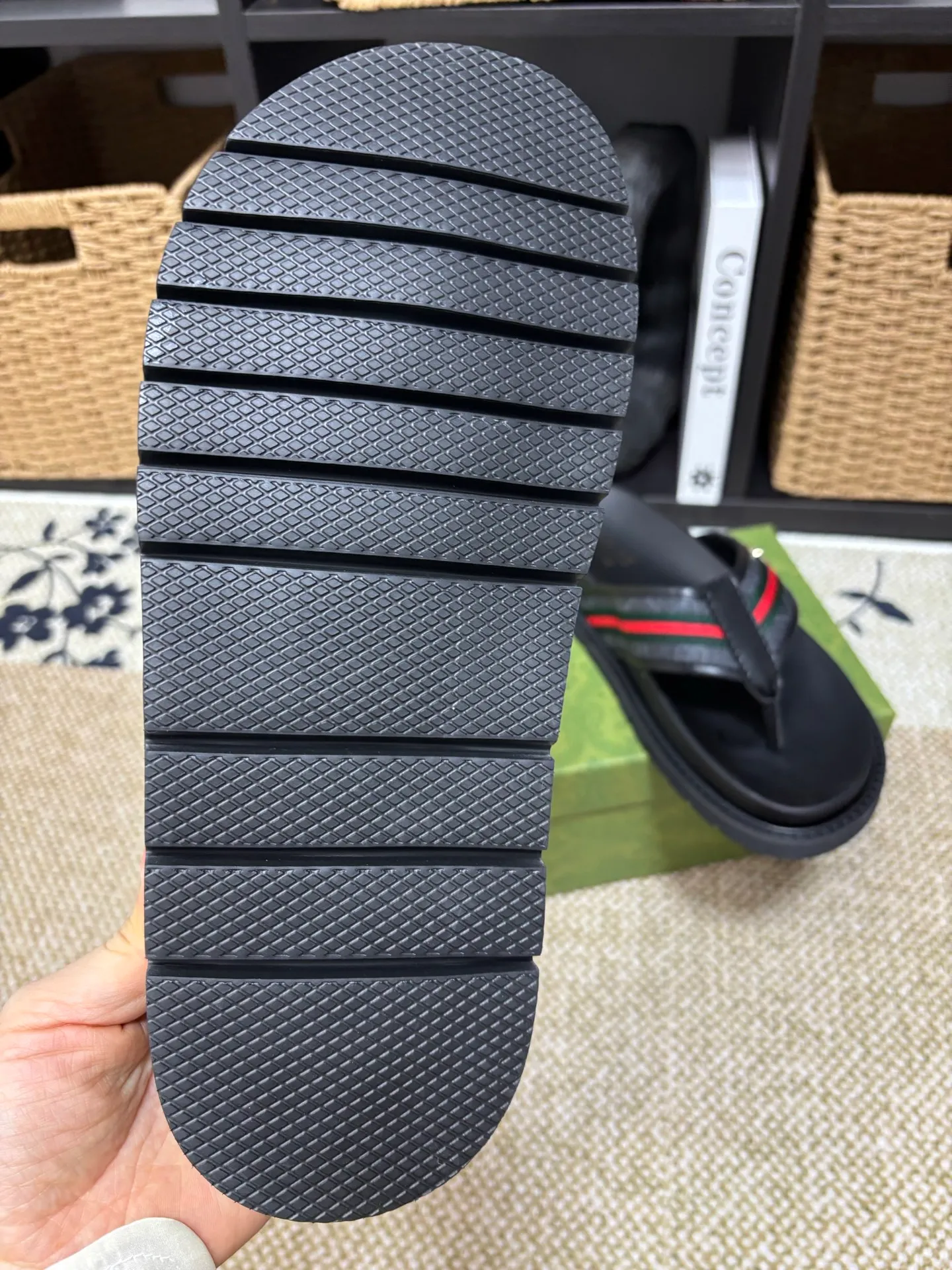 Factory 💰 300 yuan Gucci slippers] high-end men's shoes brand official website 1:1 latest masterpiece: original mold customization, the fabric is made of imported original materials, upgraded outsole, lighter and non-slip. The market's top quality, simple yet tasteful, a must-have for fashionistas, fashionable at your feet, full of confidence, the same style at the counter 👍The season of summer slippers is here. Code: 38-45 (45 customized)